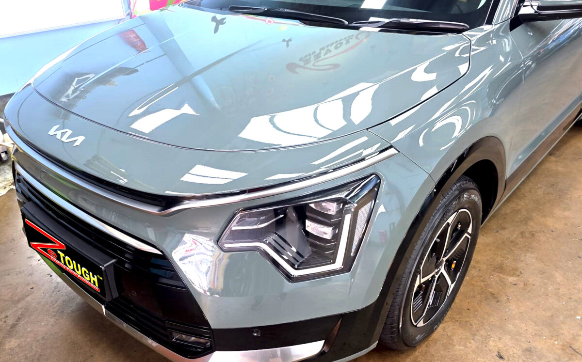 The Kia Niro's coated paintwork under workshop lighting.