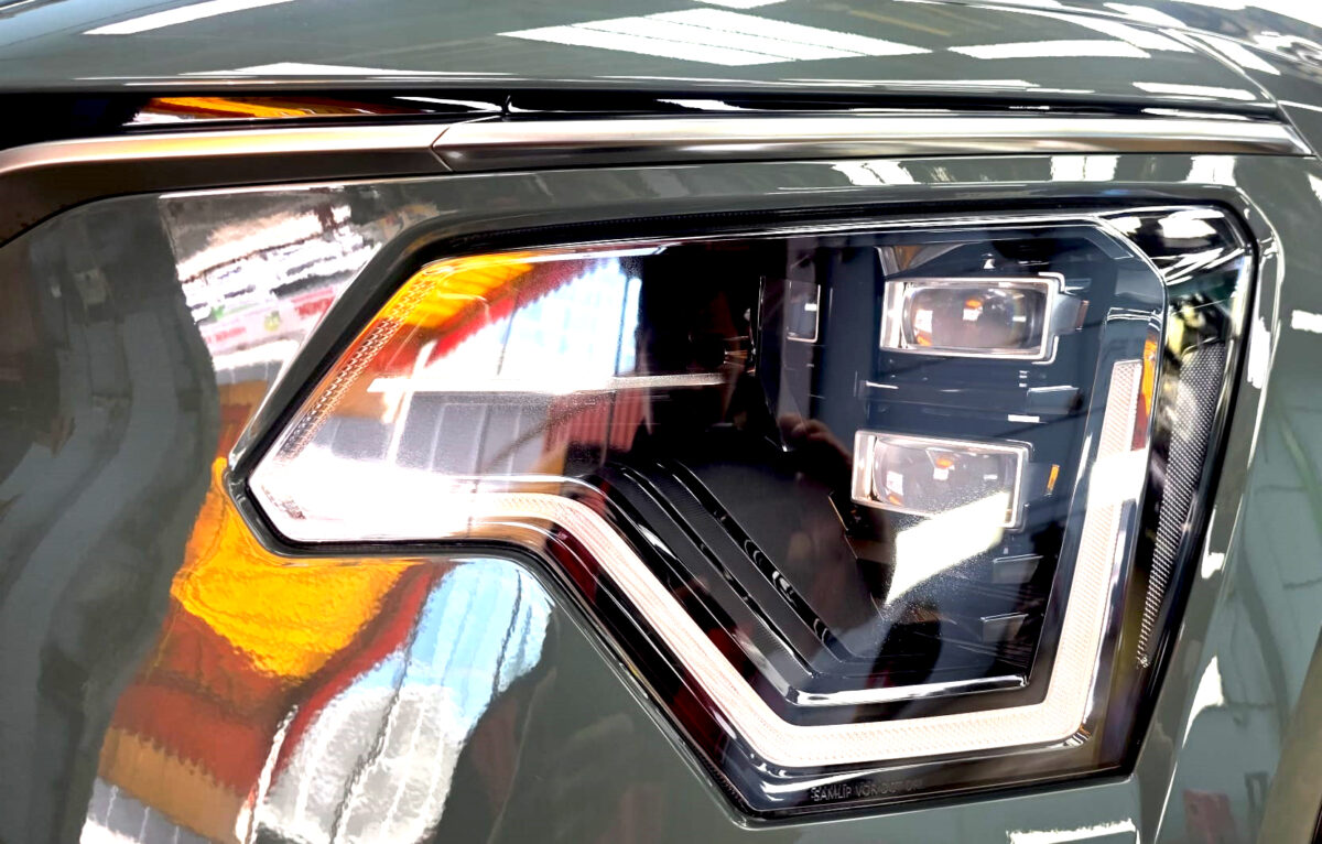 Glossy bodywork of the Kia Niro after coating.