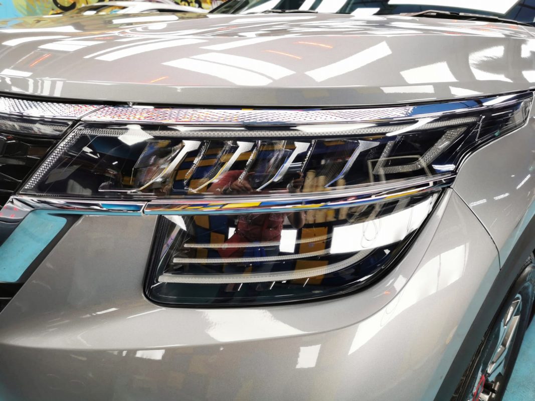 The Seltos's coated paintwork showing clean reflections.