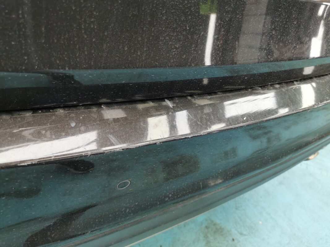 Scratches and surface marks on the Kia Sorento's paintwork before the work.
