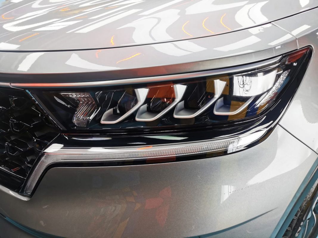 The Sorento's coated paintwork showing clean reflections.