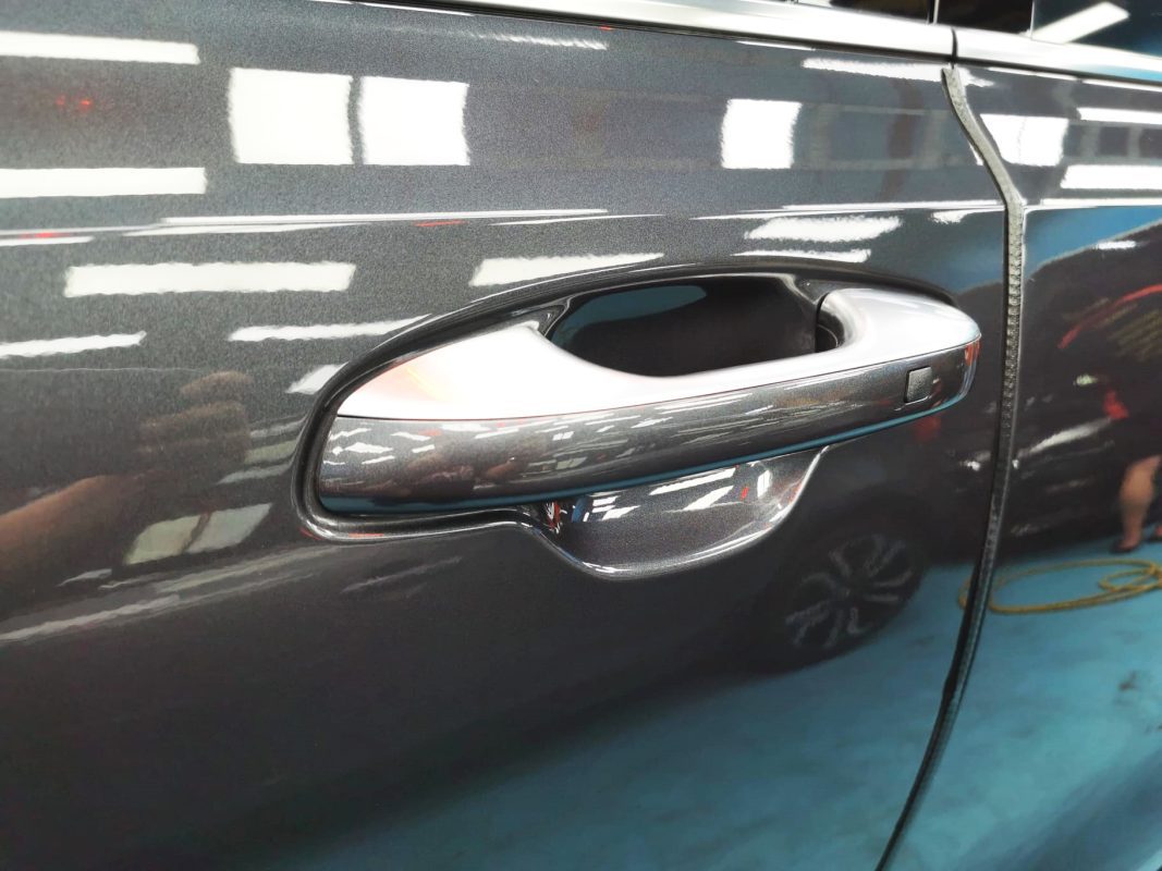 Side panel of the Sorento with the titanium finish locked in.