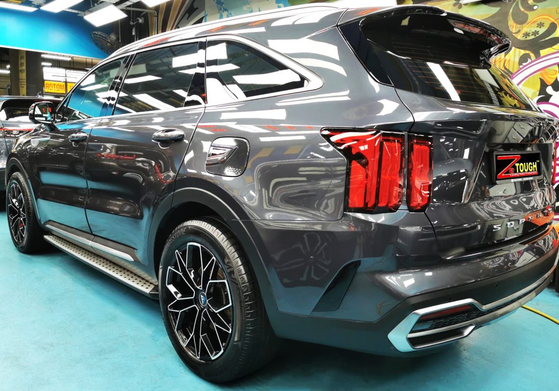 Rear three-quarter view of the coated Sorento.