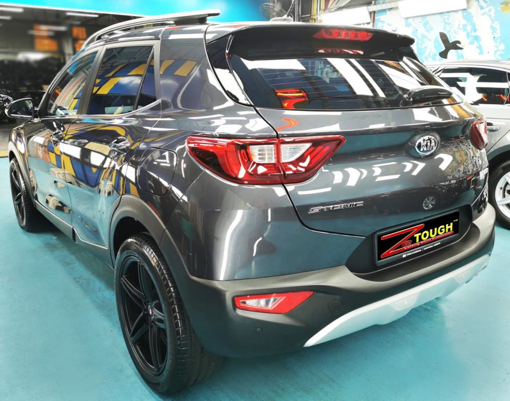 The Stonic's coated paintwork showing clean reflections.