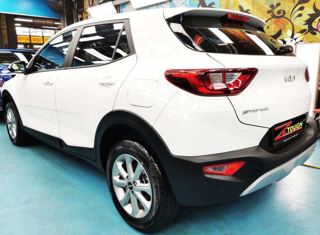 Rear quarter of the Stonic, glossy and protected.