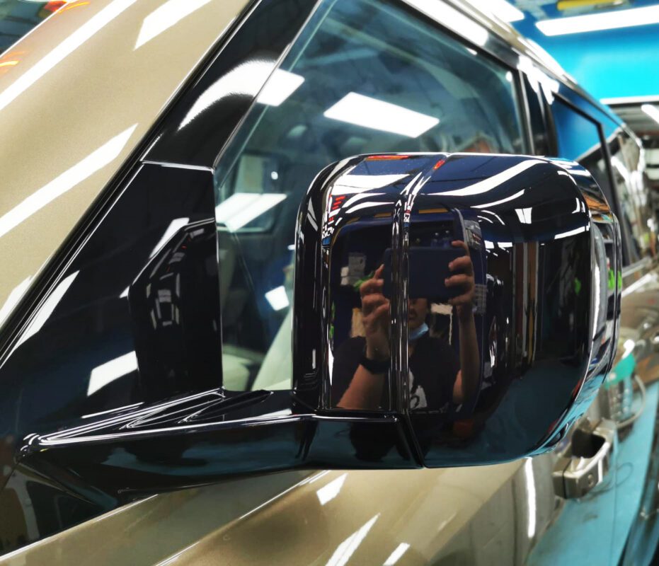 Side panel of the Land Rover Defender with the ceramic finish locked in.
