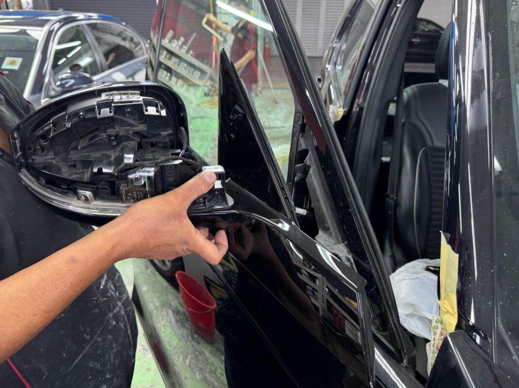 A panel on the Land Rover Discovery with the new colour coat laid on.