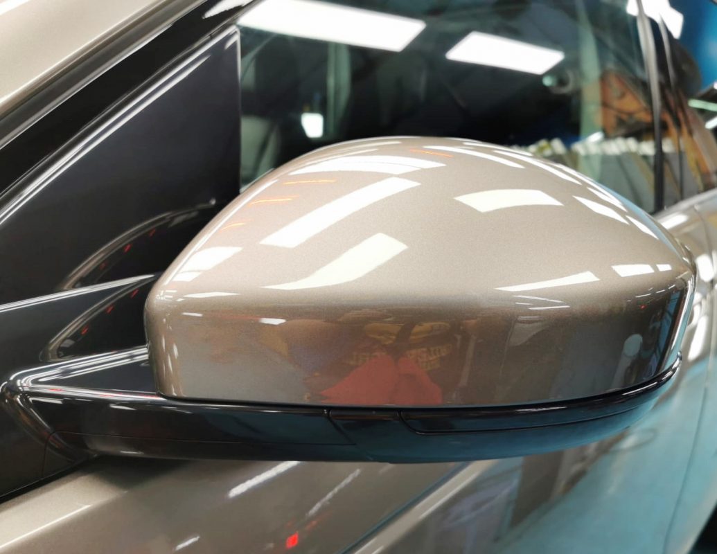 Side panel of the Discovery Sport with the titanium finish locked in.