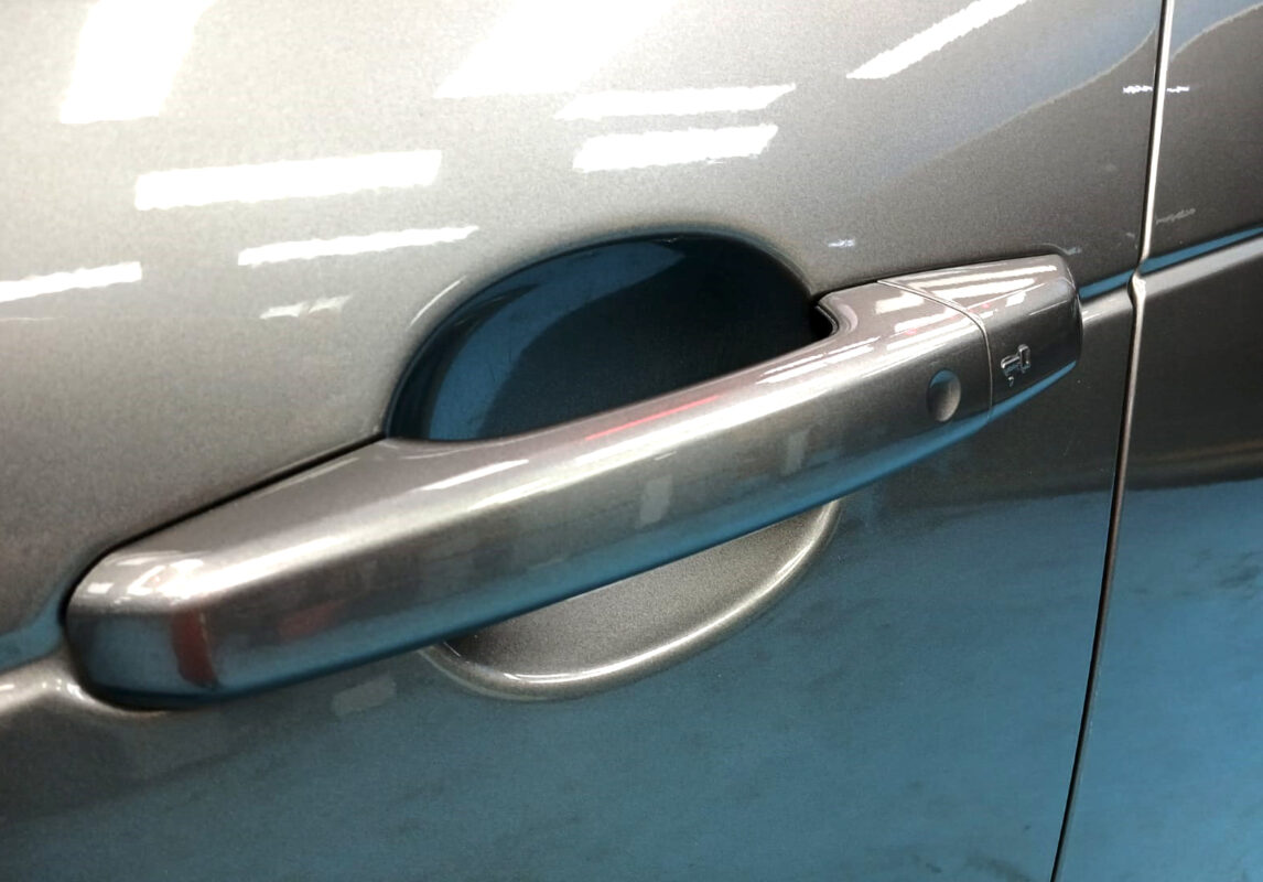 Side panel of the Discovery with the ceramic finish locked in.