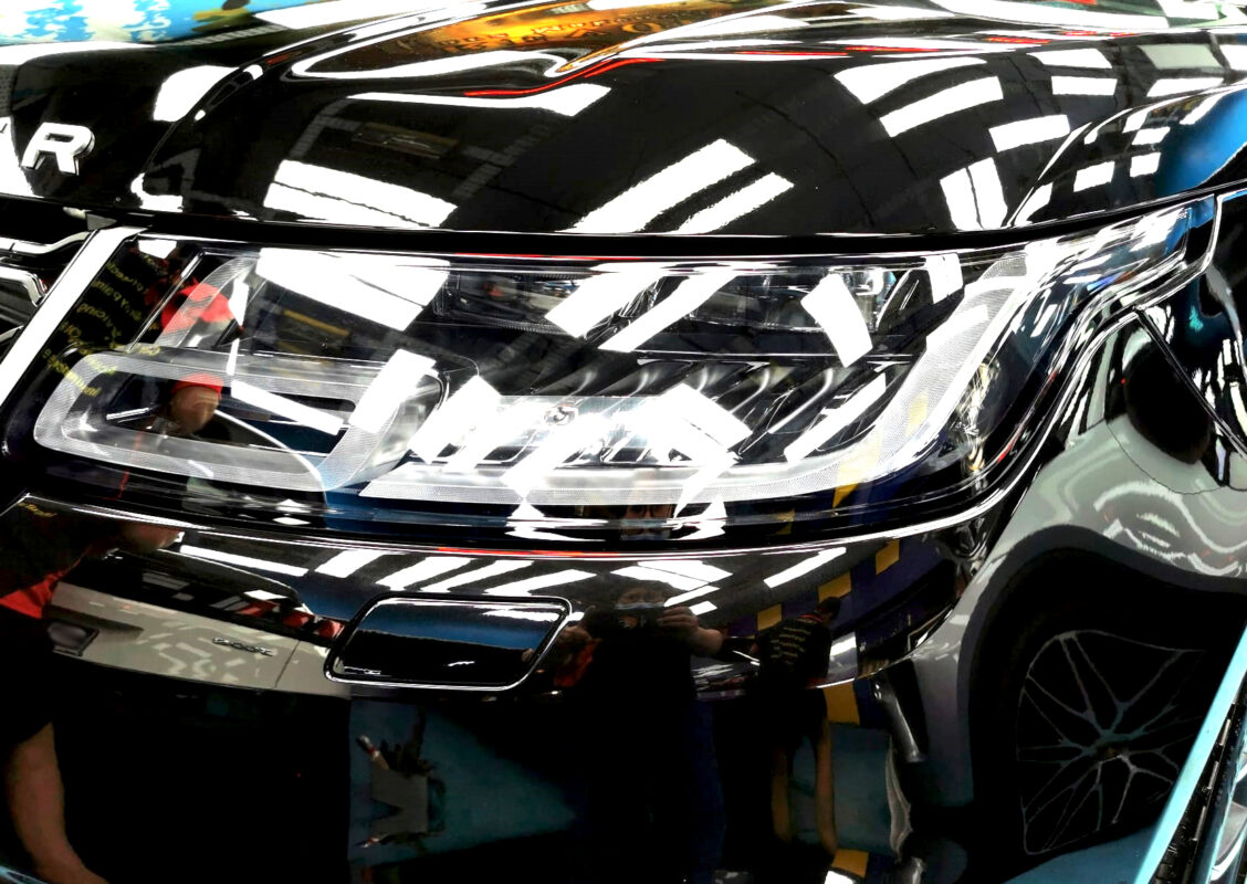 Glossy bodywork of the Range Rover after coating.