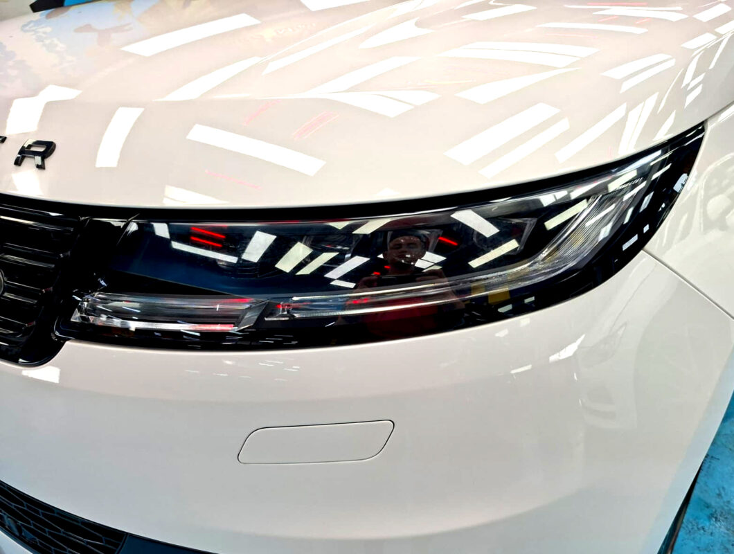 Glossy bodywork of the Range Rover after coating.