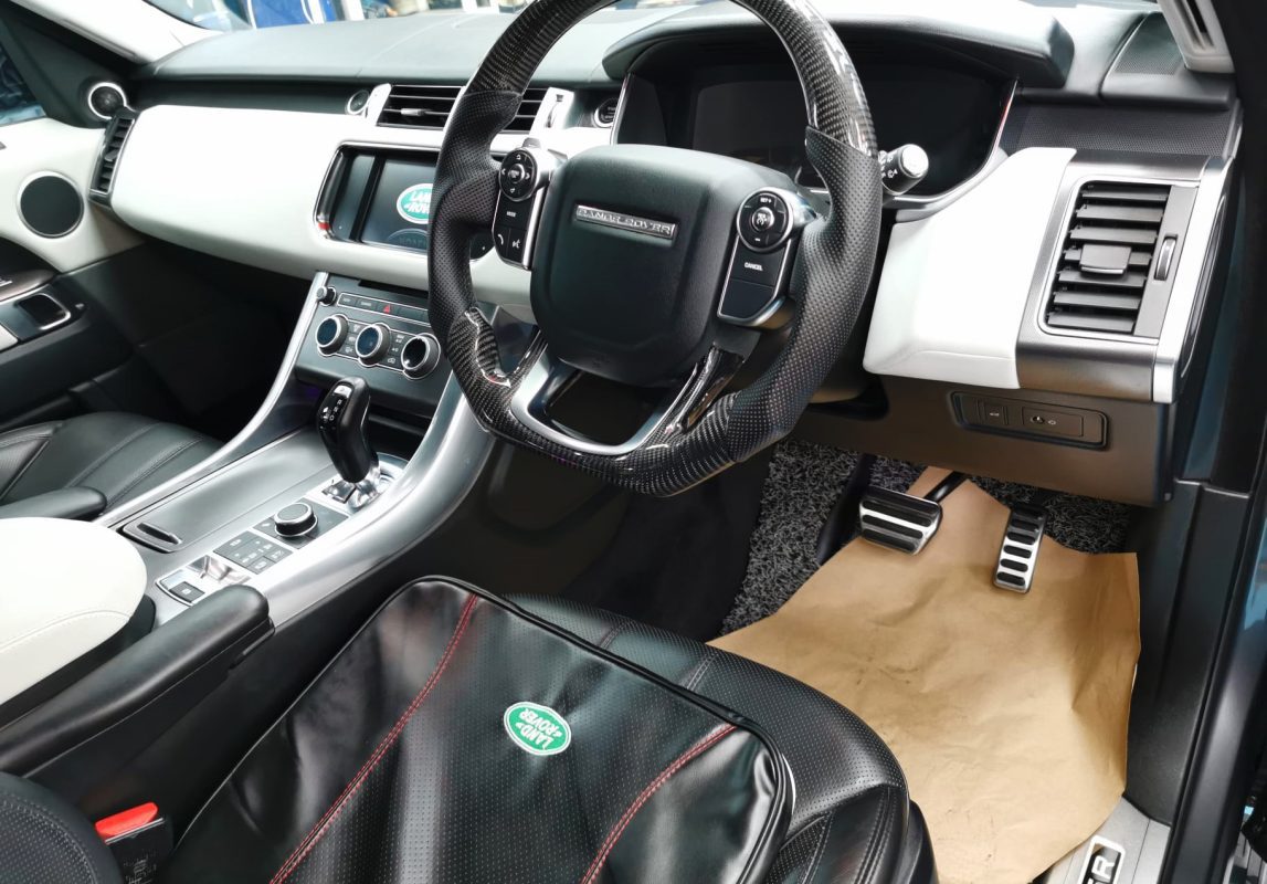 Detail of the Range Rover's bodywork sealed with ZeTough Ceramic.