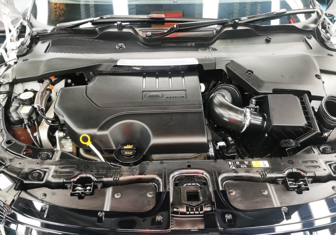 Detail of the Range Rover Evoque's bodywork sealed with ZeTough Ceramic.