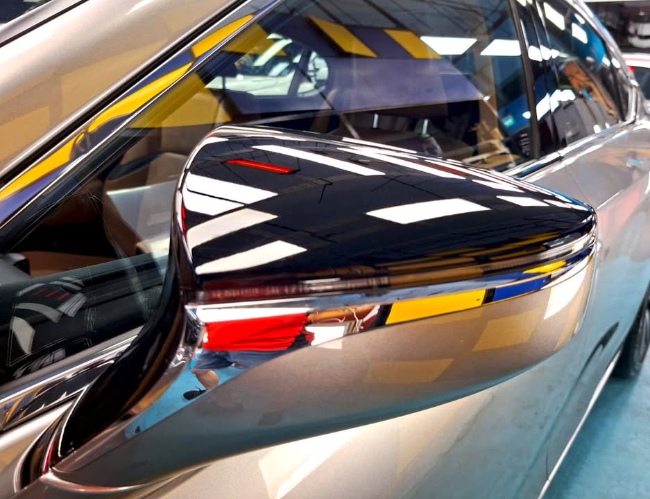 Door mirror on the Lexus ES 300h with sharp reflections on the cap.