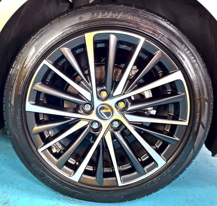 Two-tone multi-spoke alloy wheel on the Lexus ES 300h.