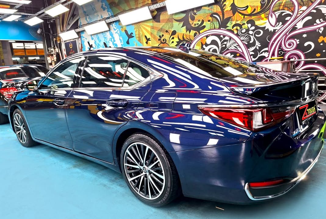 Rear three-quarter view of the dark blue Lexus ES 300h.