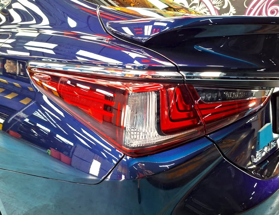 Close-up of the red tail lamp on the dark blue rear quarter.