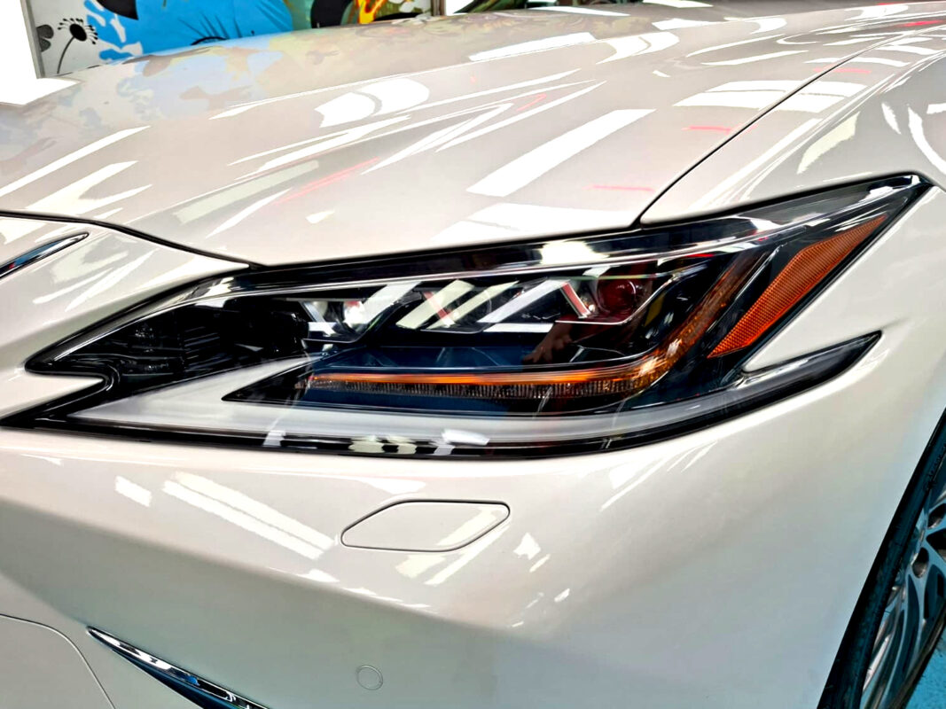 Glossy bodywork of the Lexus ES250 after coating.