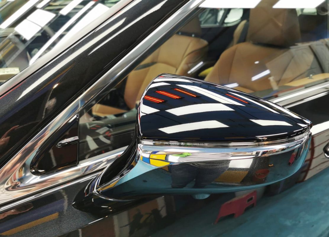 Side panel of the Lexus ES300 with the titanium finish locked in.