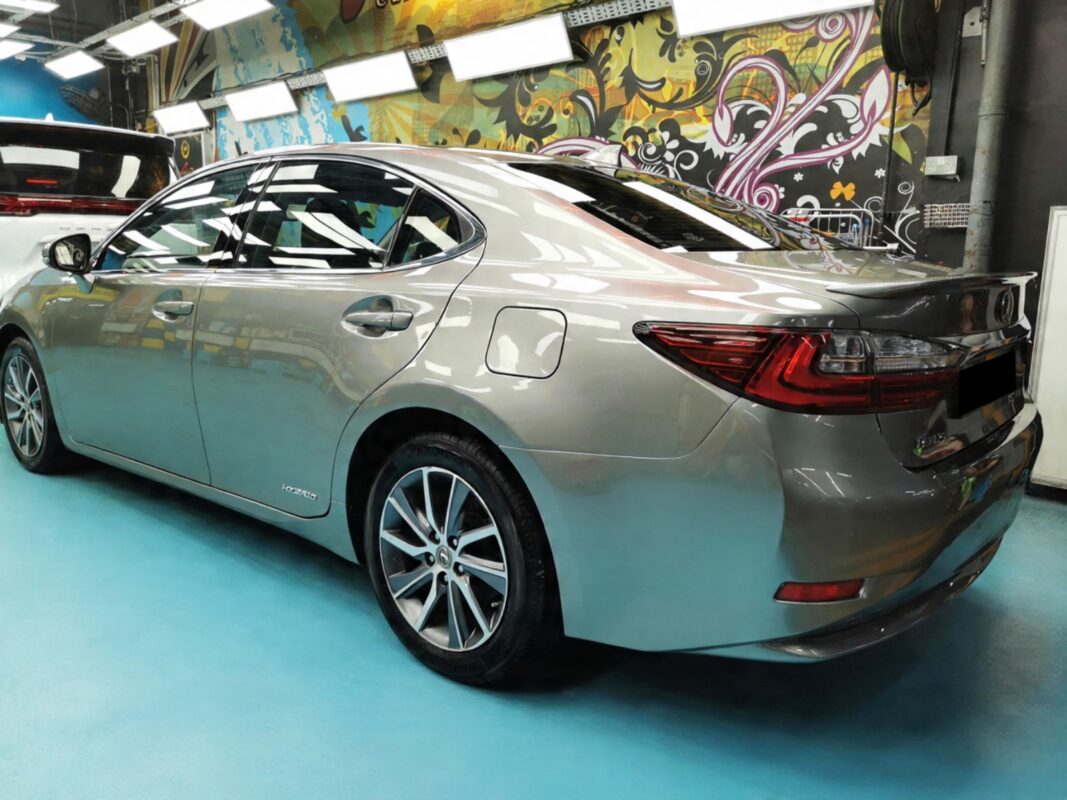Glossy body panels on the resprayed Lexus ES300H.