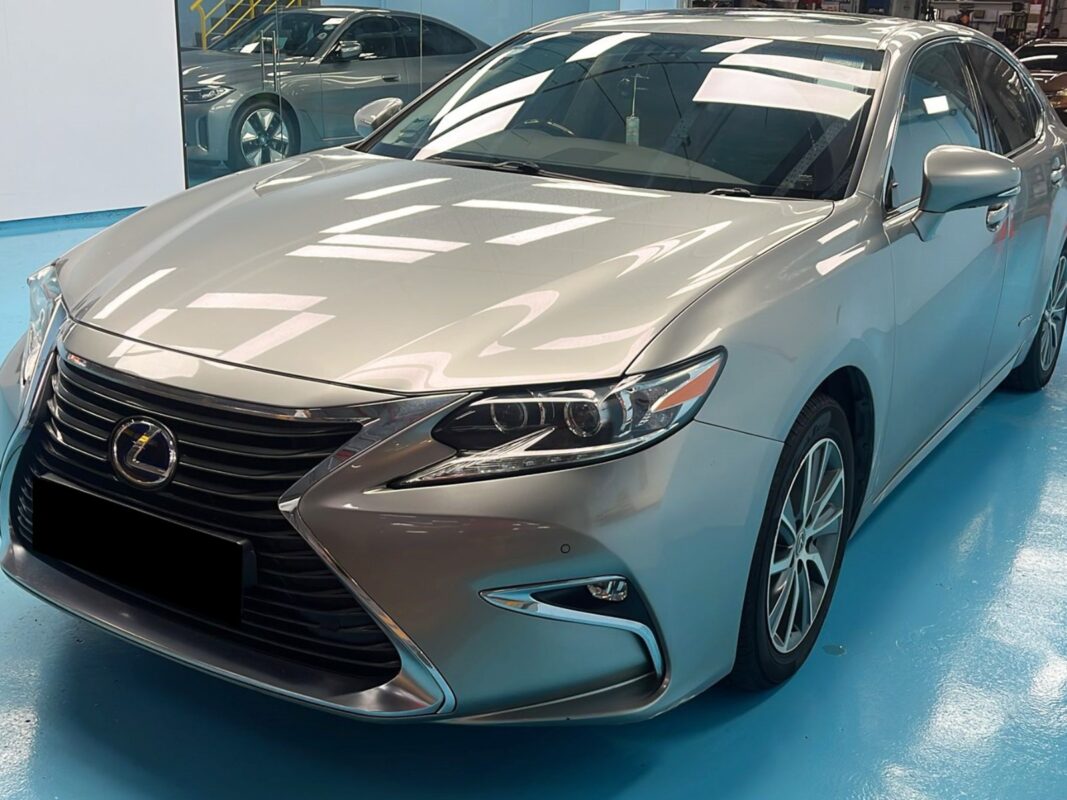The Lexus ES300h as it arrived at Revol Carz, paintwork dull and scratched before the respray.