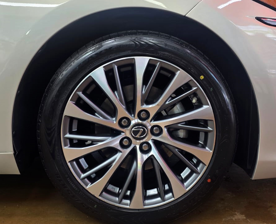 The finished Lexus ES300h, glossy and protected.