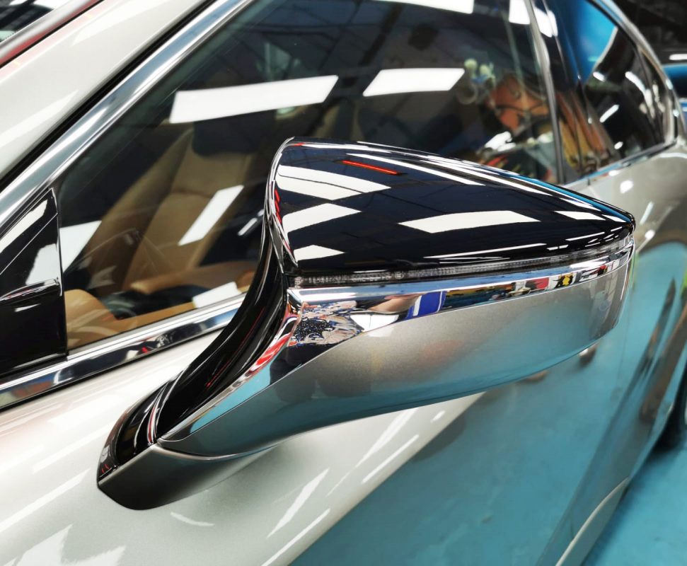 Side panel of the Lexus IS300 with the ceramic finish locked in.