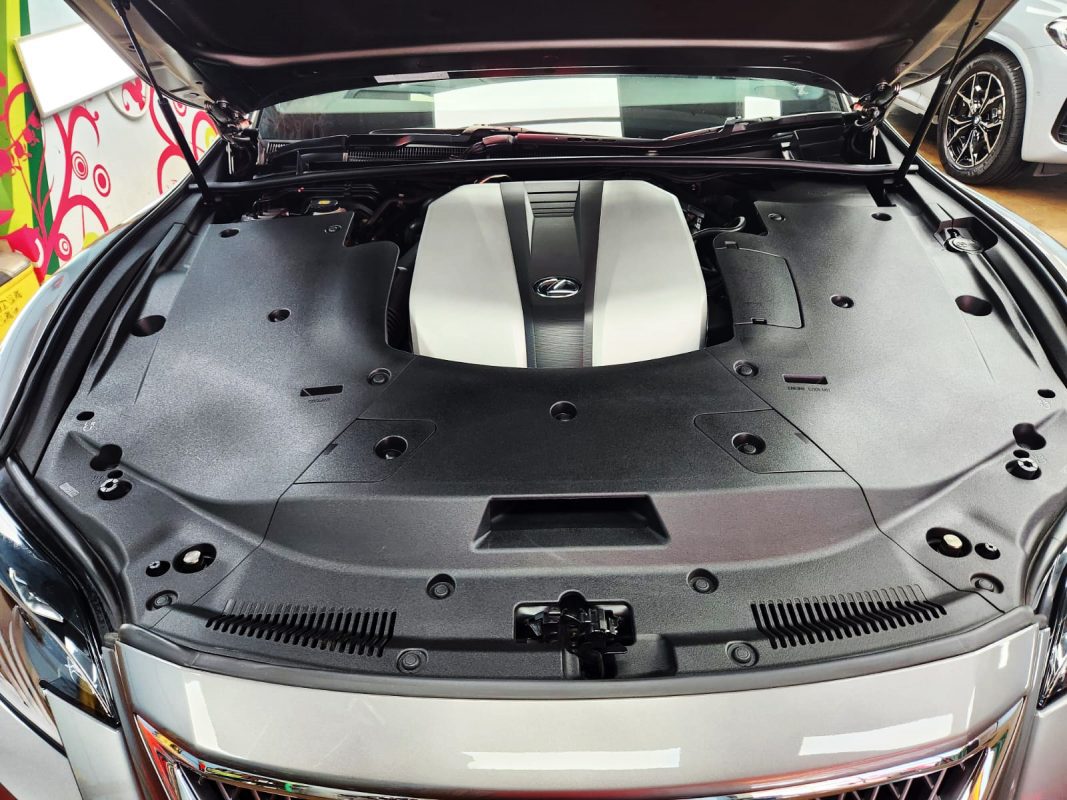 Detail of the Lexus LS350's bodywork sealed with ZeTough Ceramic.
