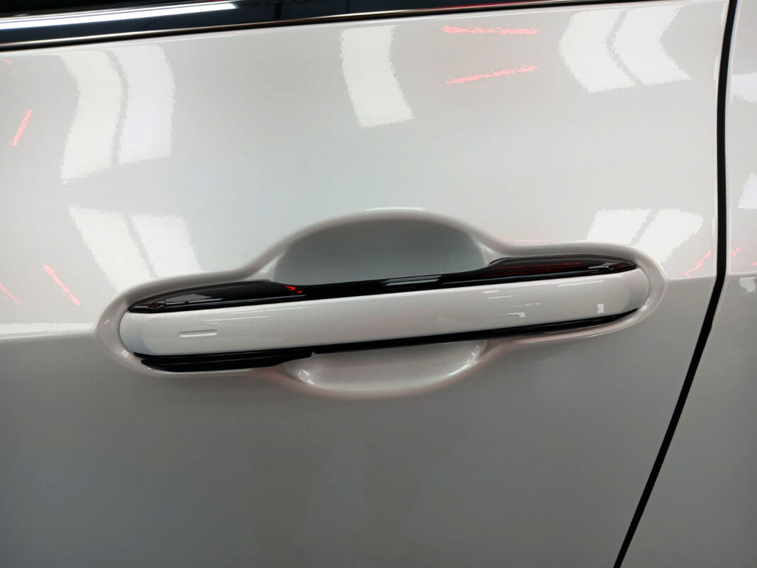 The coated paintwork of the Lexus NX350h, clean and sharp.