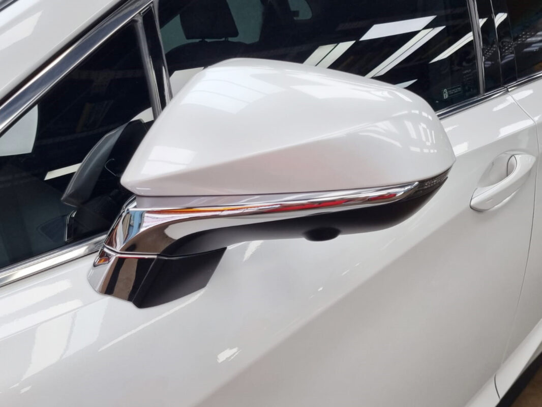 Side panel of the Lexus RX300 with the ceramic finish locked in.