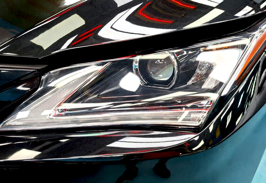 Glossy bodywork of the Lexus RX300 after coating.