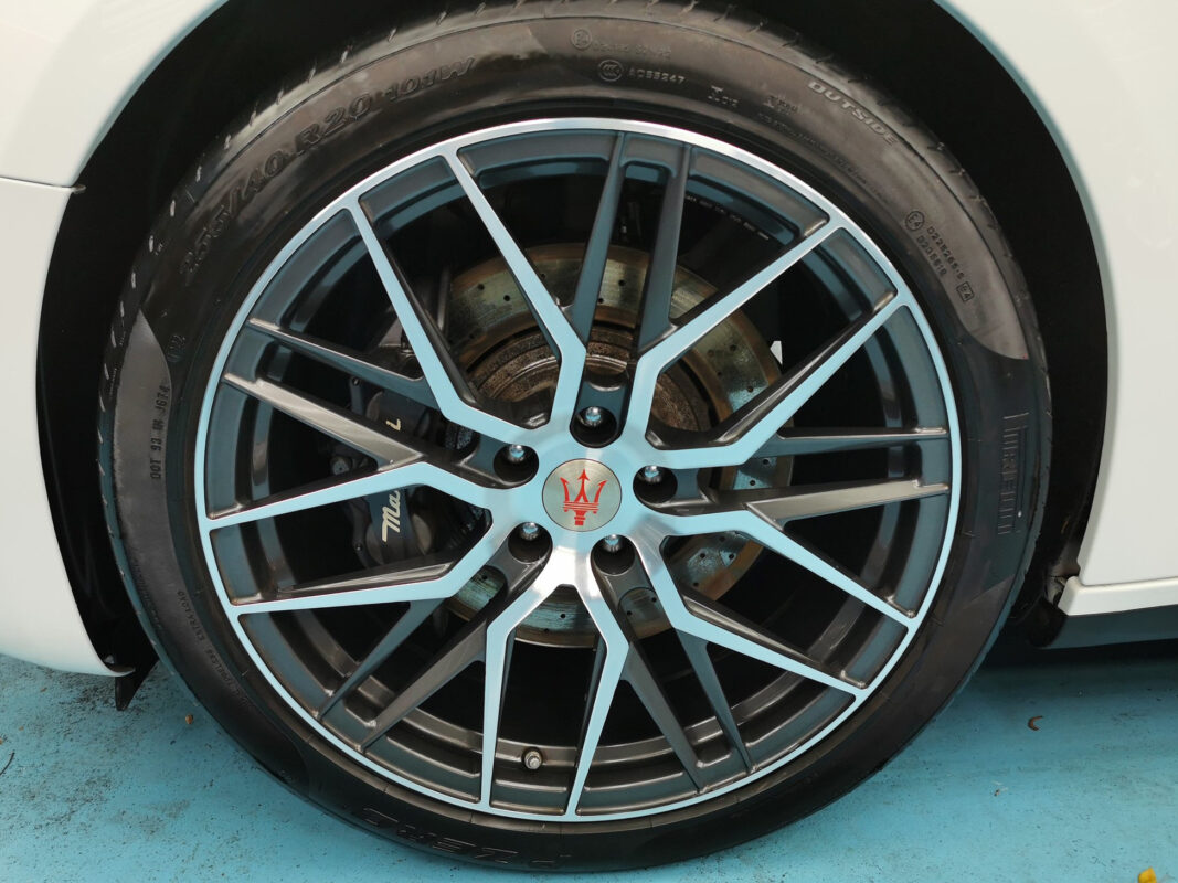After: the same Maserati Ghibli, fully resprayed and polished to a deep gloss.