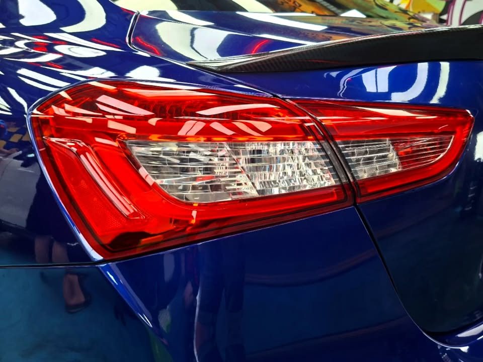 Close-up of the red tail light on the blue rear quarter.
