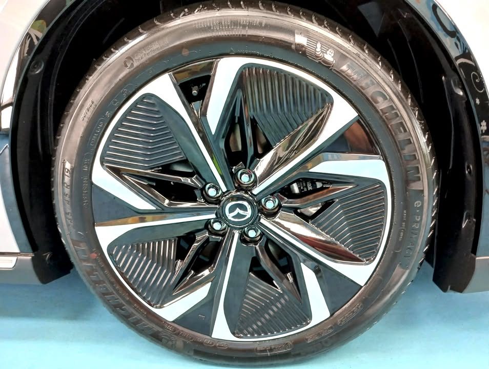Close-up of the Mazda 6e two-tone alloy wheel and tyre.
