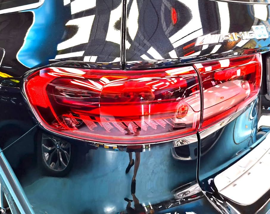 Close-up of the red tail light on the black tailgate.