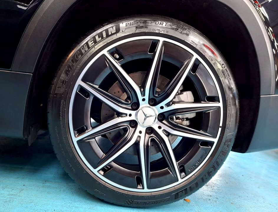Two-tone AMG multi-spoke wheel on the GLB 35.