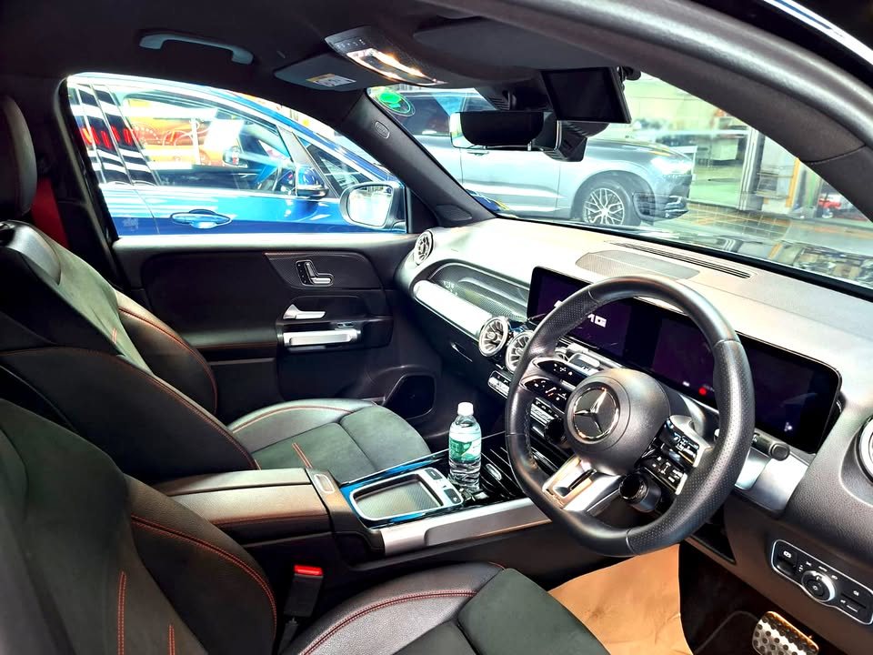 GLB 35 cabin with sports seats, steering wheel and widescreen display.