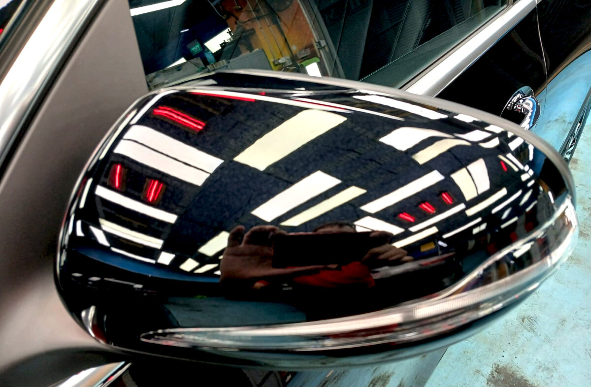 Side panel of the Mercedes-Benz GLA 180 with the titanium finish locked in.