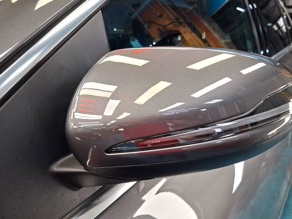 Close-up of the grey door mirror on the Mercedes-Benz B 180.