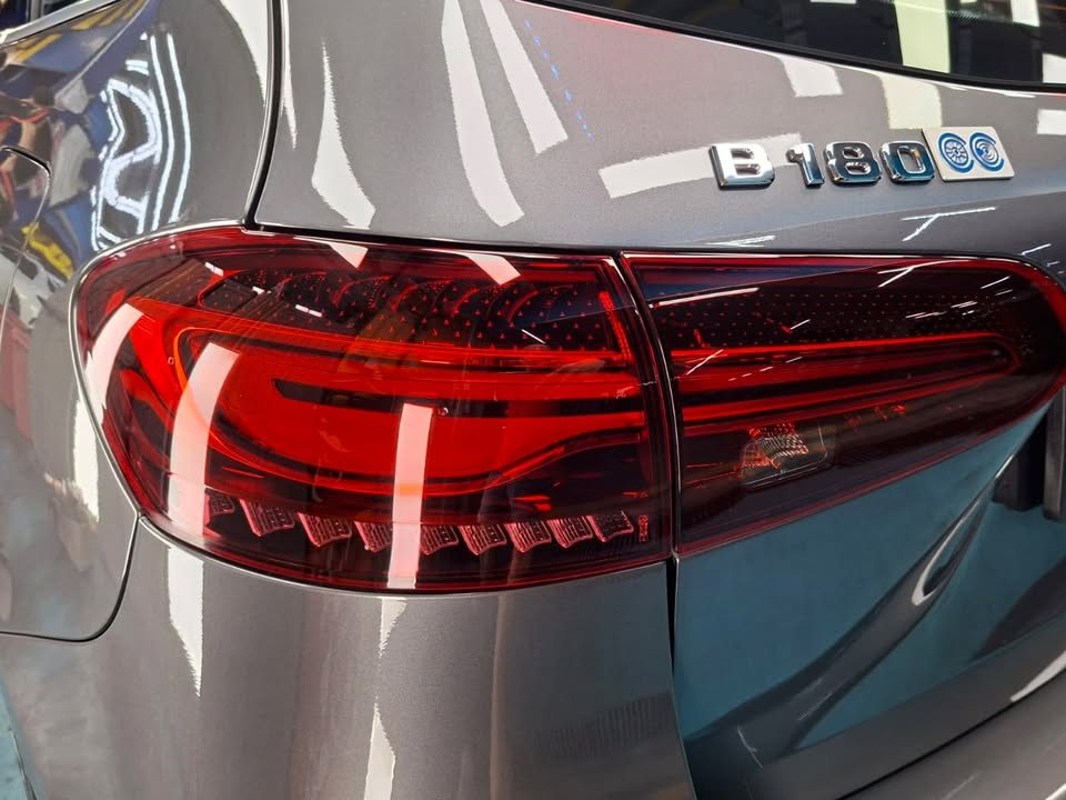 Close-up of the Mercedes-Benz tail light and tailgate with the B 180 badge.