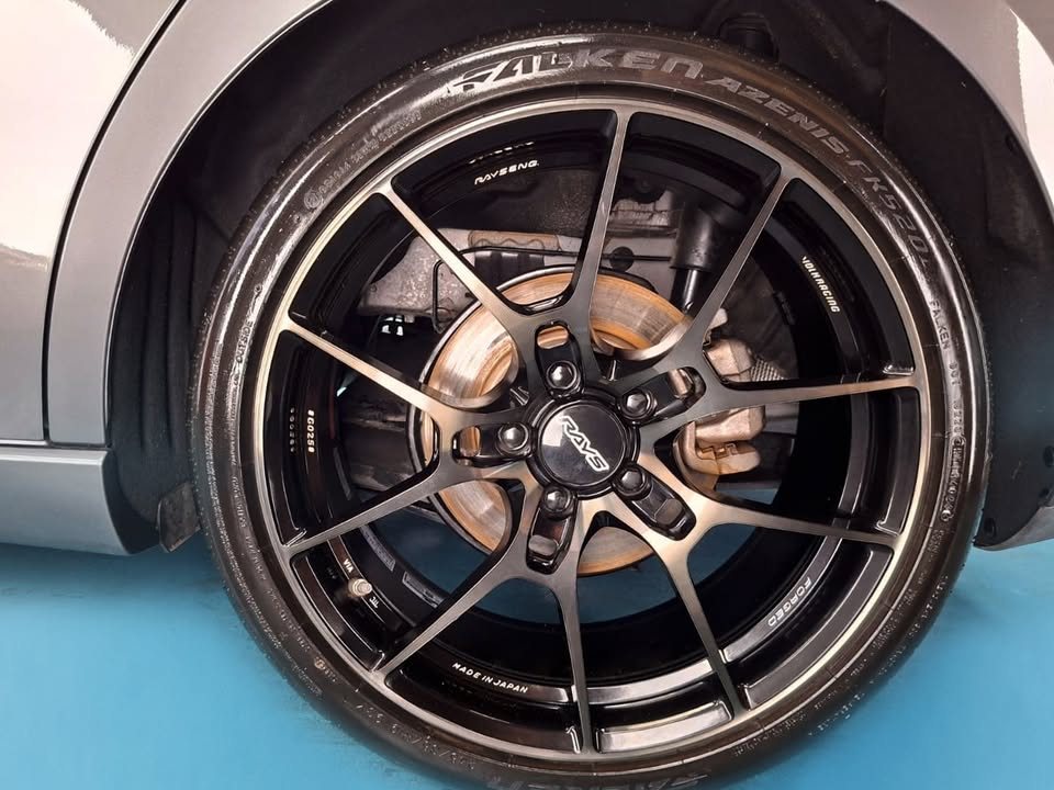 Close-up of the black multi-spoke wheel and tyre on the Mercedes-Benz B 180.