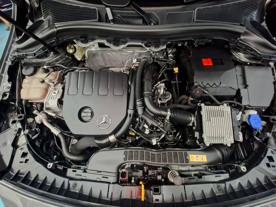 Engine bay of the Mercedes-Benz B 180 after cleaning.