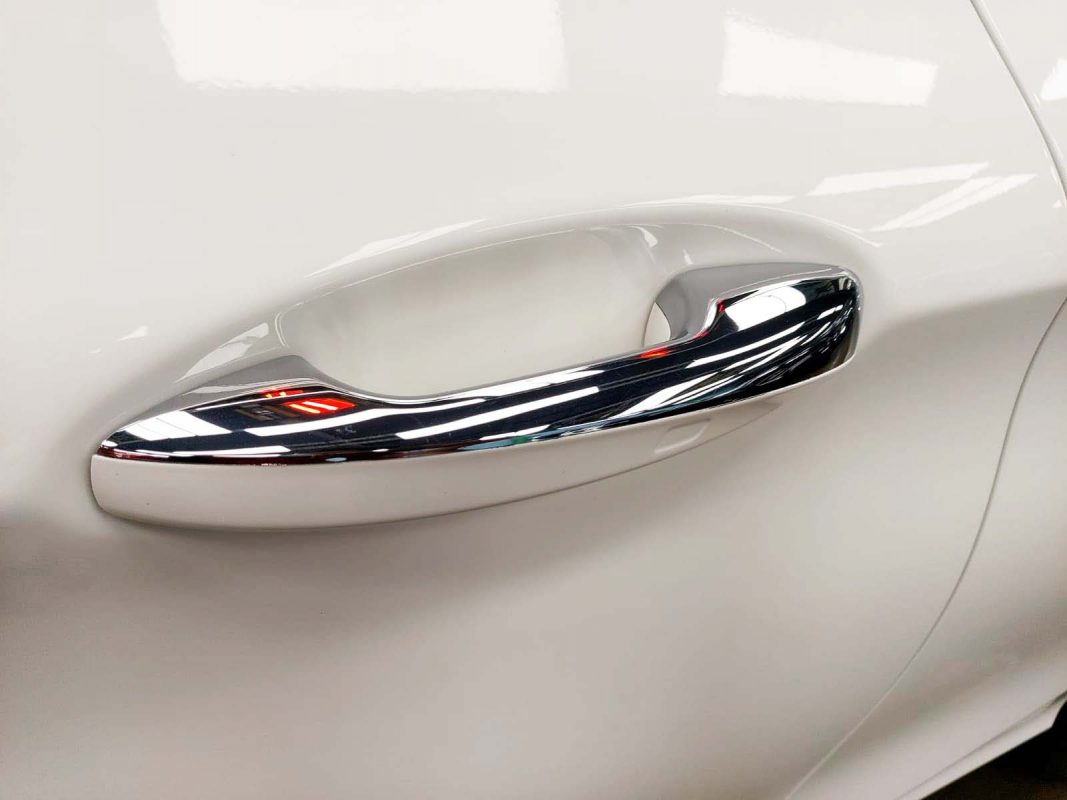 Side panel of the C180 with the ceramic finish locked in.