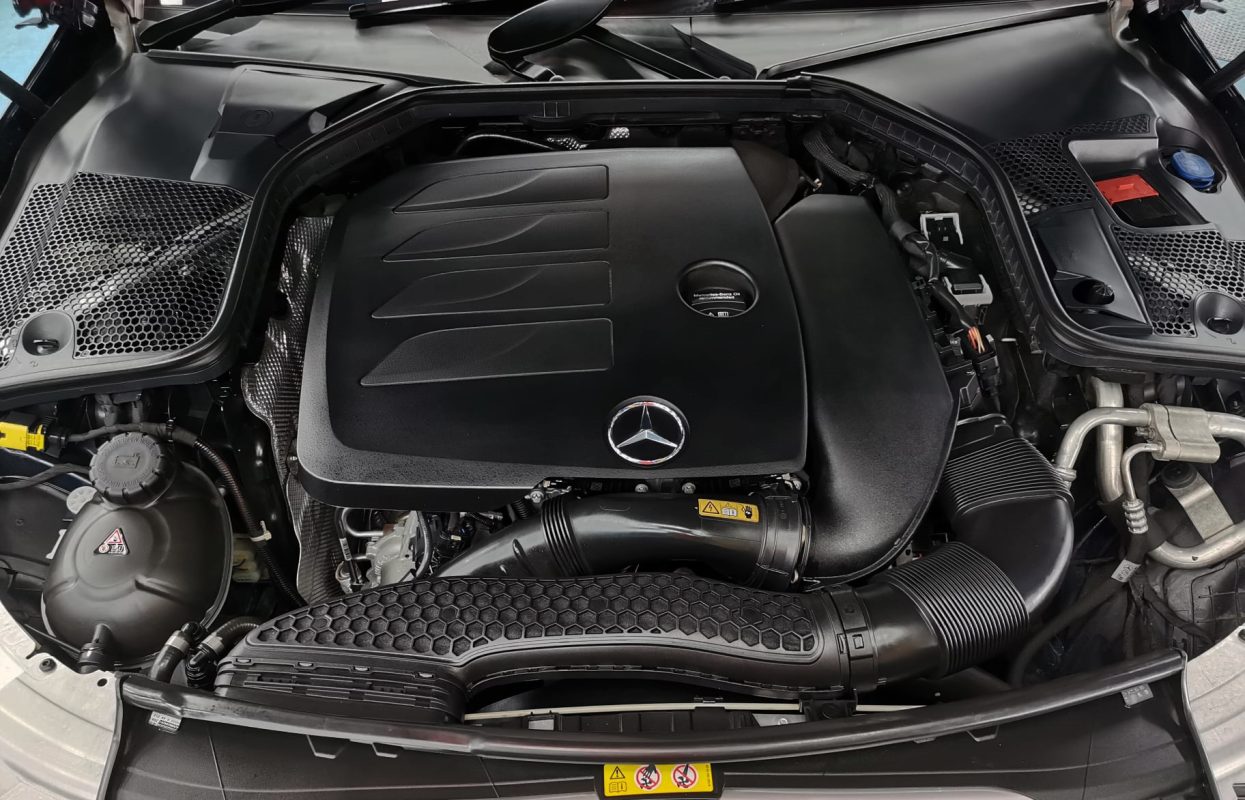 Detail of the Mercedes-Benz C180's bodywork sealed with ZeTough Ceramic.