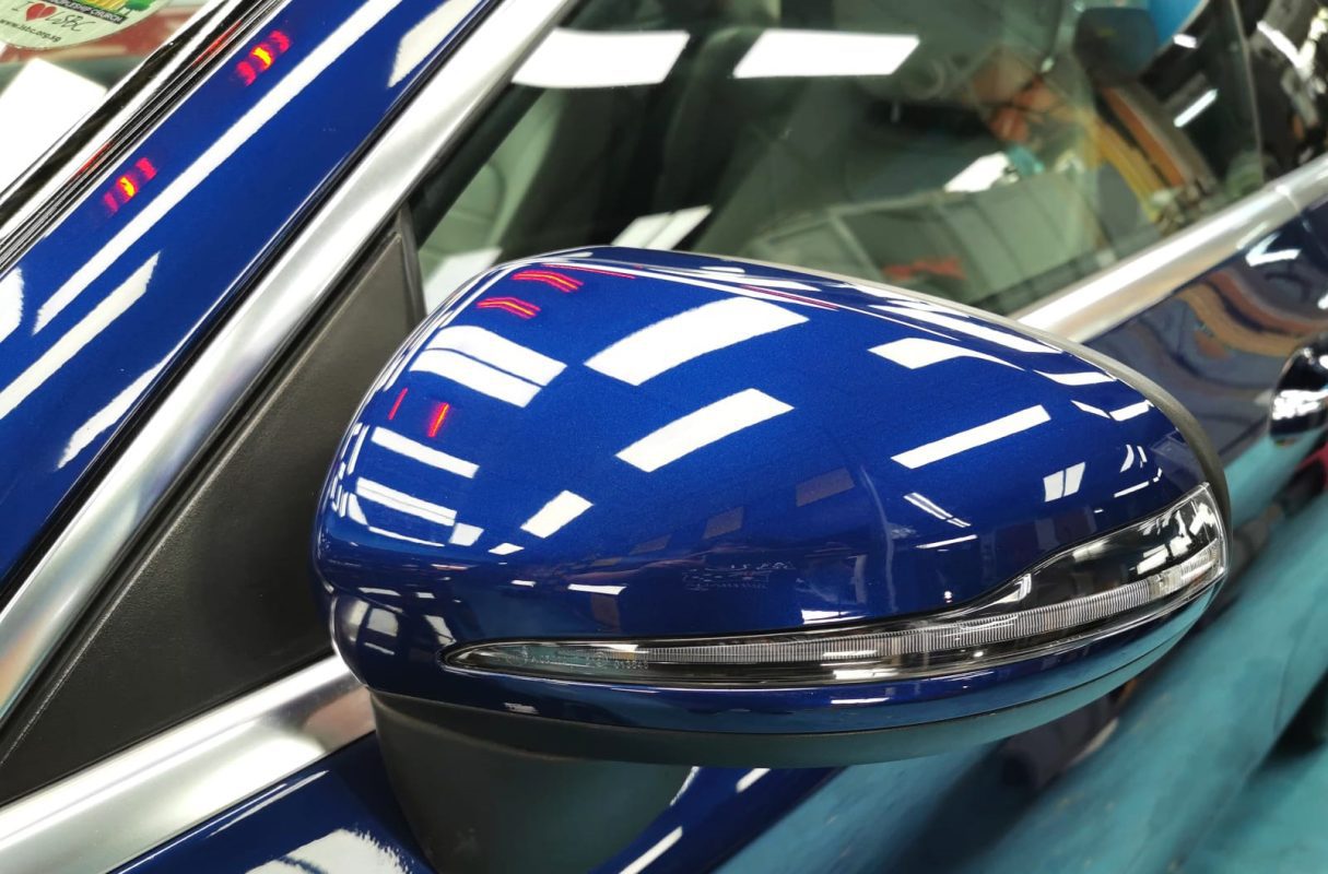 Side panel of the Mercedes-Benz C180 with the titanium finish locked in.