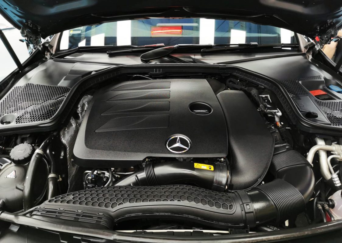Detail of the Mercedes-Benz C200's bodywork sealed with ZeTough Ceramic.