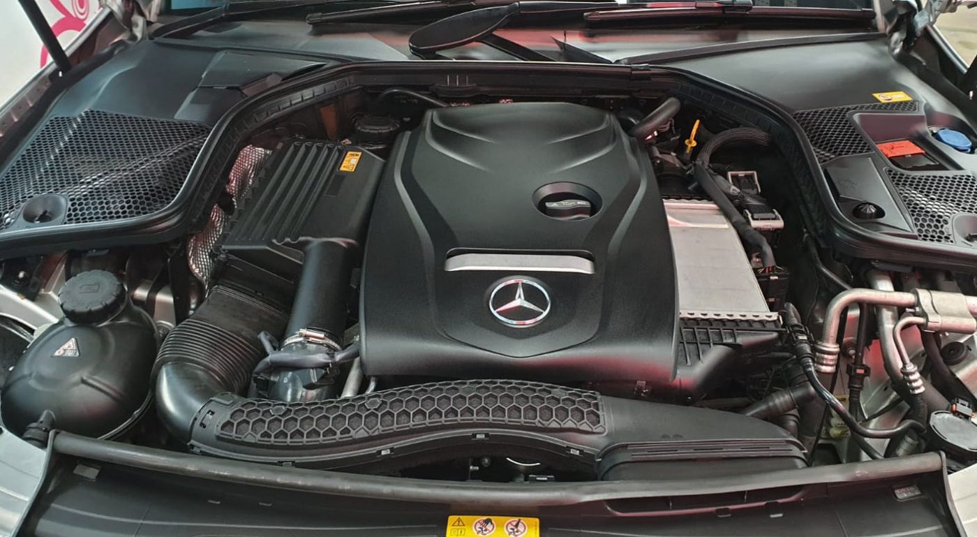 Detail of the Mercedes-Benz C200's bodywork sealed with ZeTough Titanium.