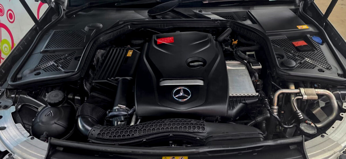 Detail of the Mercedes-Benz C200's bodywork sealed with ZeTough Ceramic.