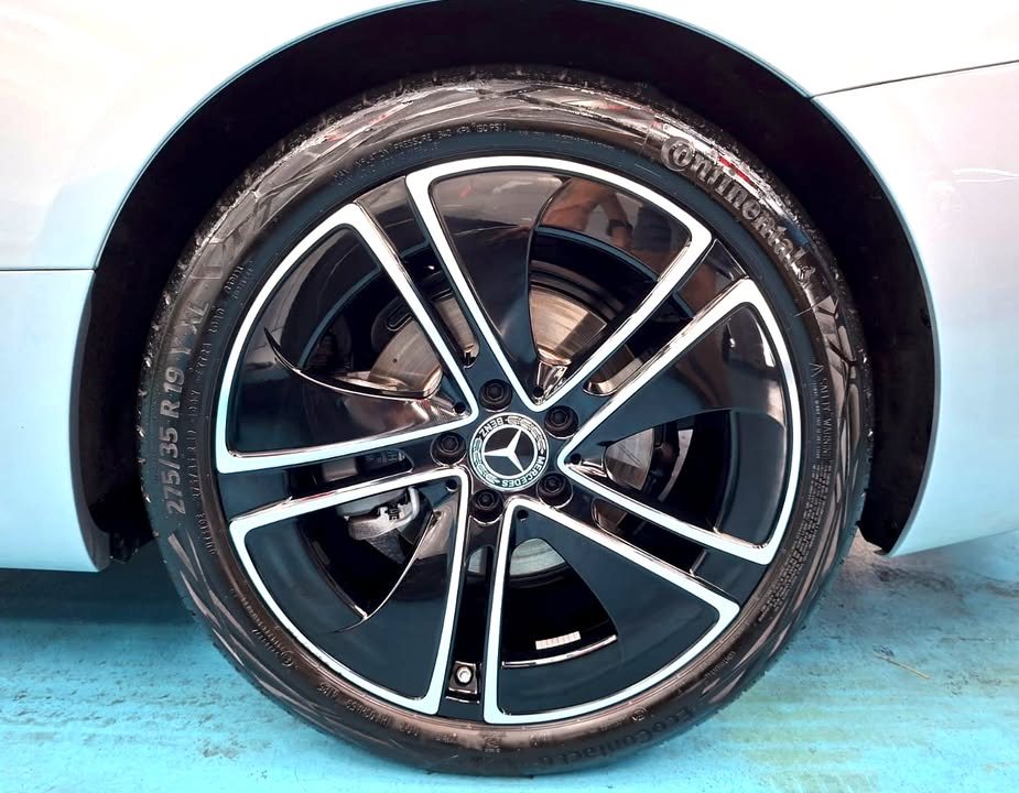 Black and silver twin-spoke alloy wheel with Mercedes-Benz centre cap.