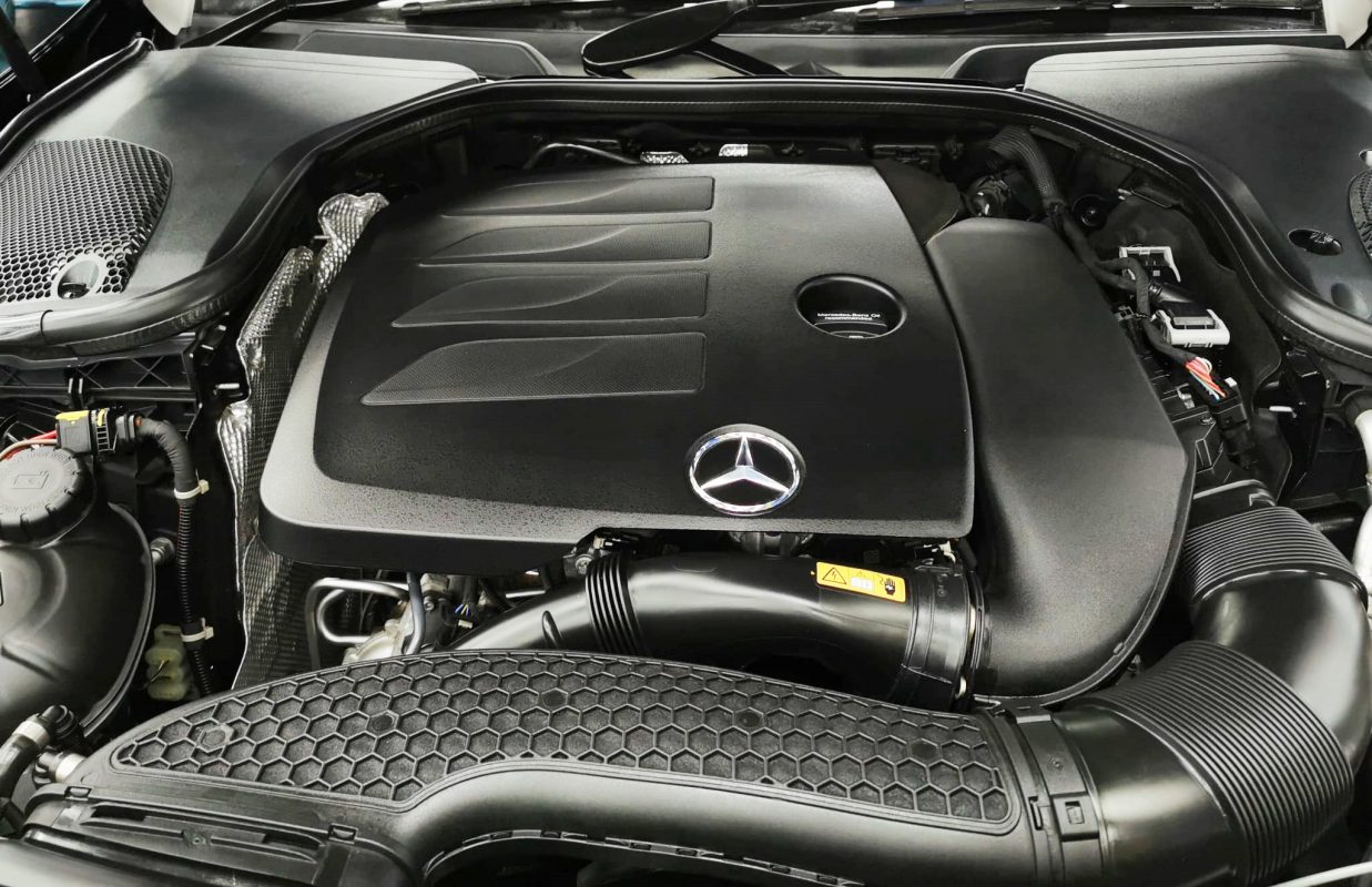 Detail of the Mercedes-Benz E180's bodywork sealed with ZeTough Ceramic.